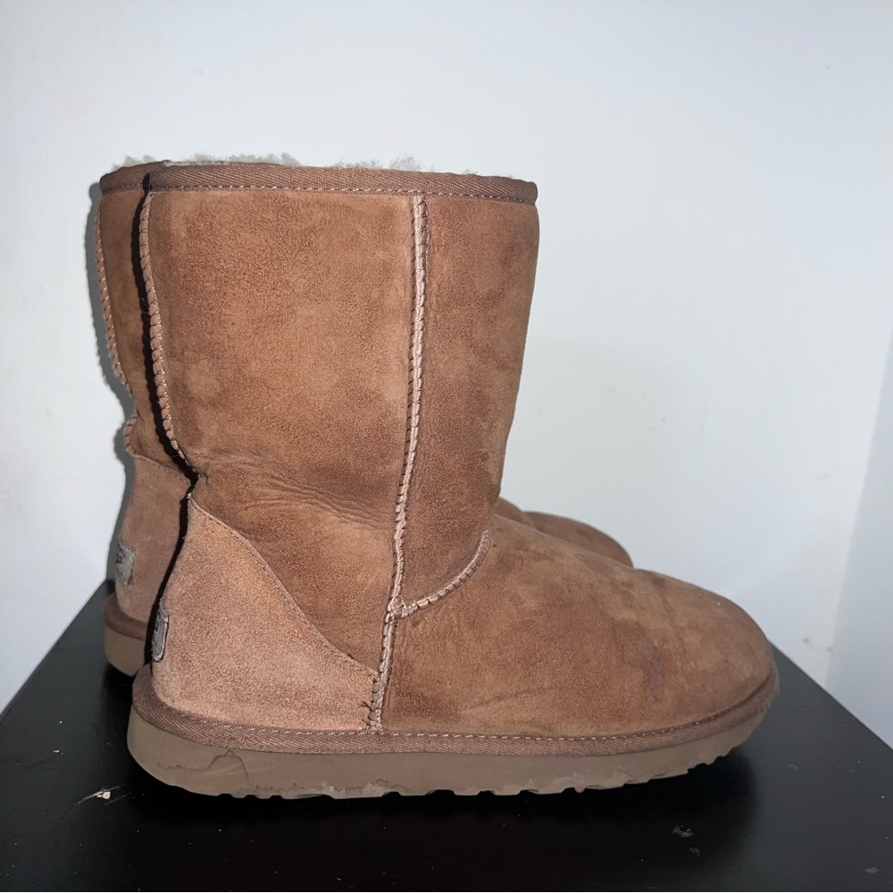 UGGS - Picture 2 of 3